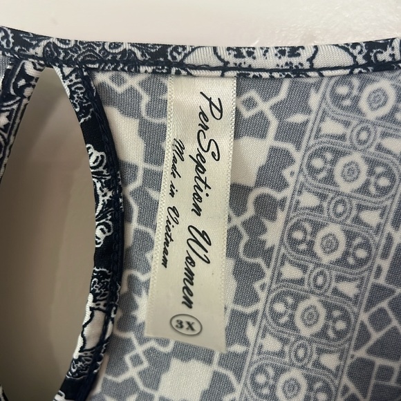 Perception Woman’s Navy and White Floral Cut Out Neckline Top 3XL - Picture 5 of 6